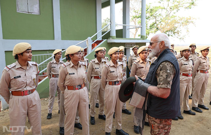 इसके साथ ही प्रधानमंत्री ने काजीरंगा की महिला वन रक्षकों की टीम 'वन दुर्गा' के सदस्यों से भी मुलाकात की. नेशनल पार्क में इस टीम ने वन्यजीवों के संरक्षण में अहम भूमिका निभाई है.