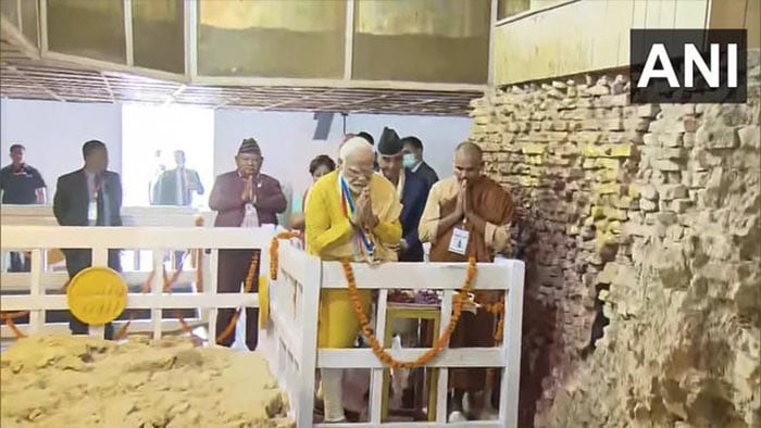 बुद्ध पूर्णिमा पर नेपाल के लुम्बिनी पहुंचे PM मोदी, महामाया मंदिर में की पूजा-अर्चना