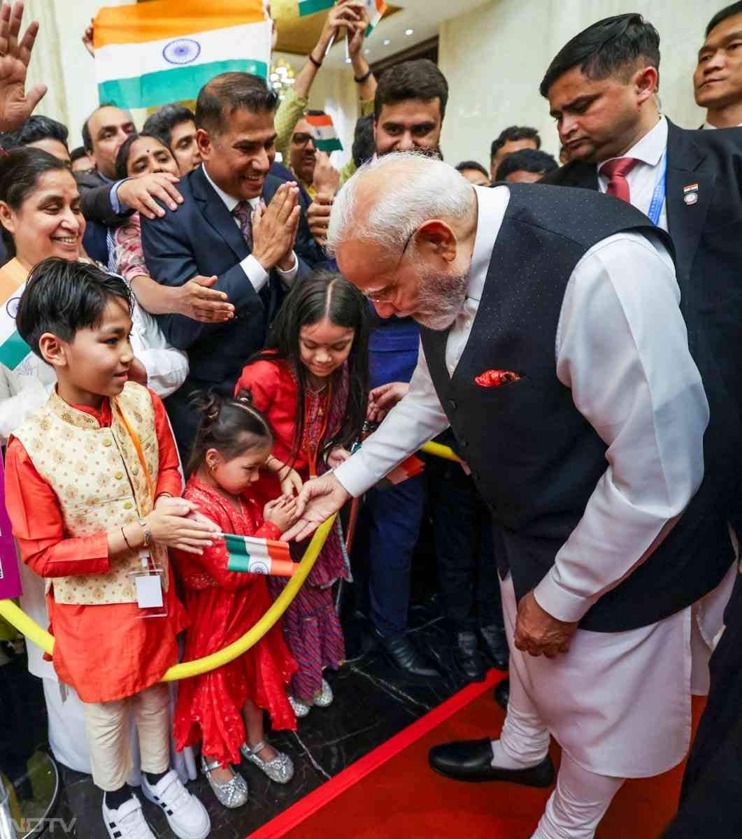 पीएम मोदी का बच्‍चों के प्रति हमेशा से ही स्‍नेह देखने को मिलता है. चीन पहुंचने पर भी ऐसा ही दिखा.
