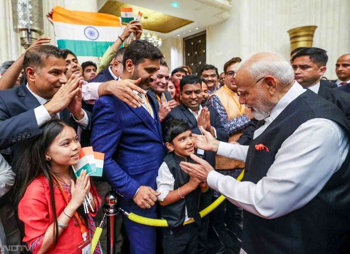 पीएम मोदी का स्‍वागत करने के लिए भारतीय समुदाय के लोगों में कई बच्‍चे भी शामिल थे.