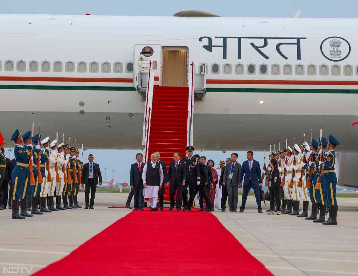 प्रधानमंत्री मोदी ने जापान की यात्रा को समाप्त करने के बाद तियानजिन के बिन्हाई अंतरराष्ट्रीय एयरपोर्ट पर पहुंचकर इस यात्रा की शुरुआत की.