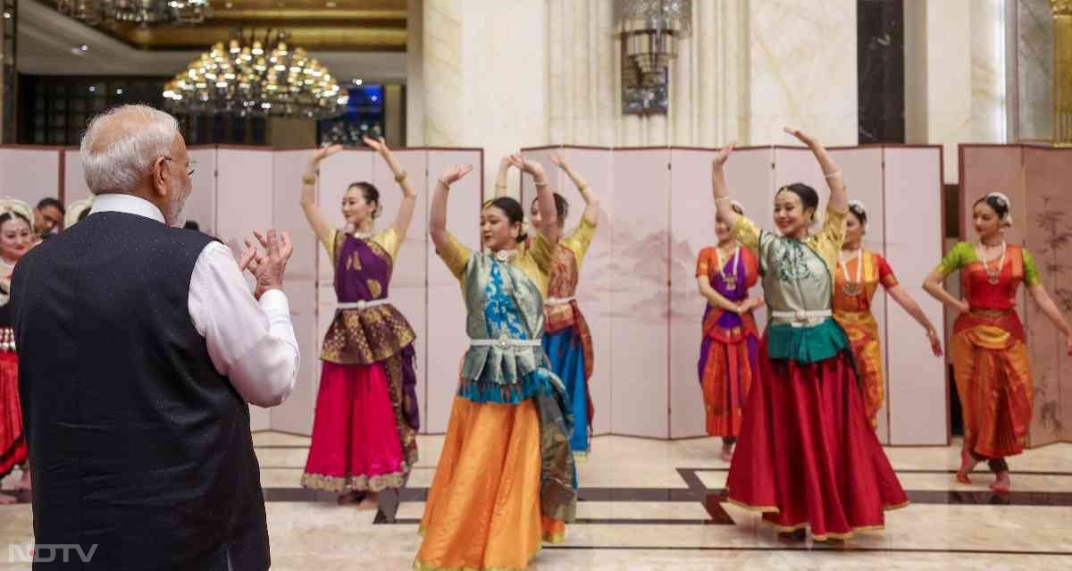 इस दौरान पीएम मोदी के स्‍वागत में परंपरागत भारतीय डांस प्रस्‍तुतियां भी दी गईं.