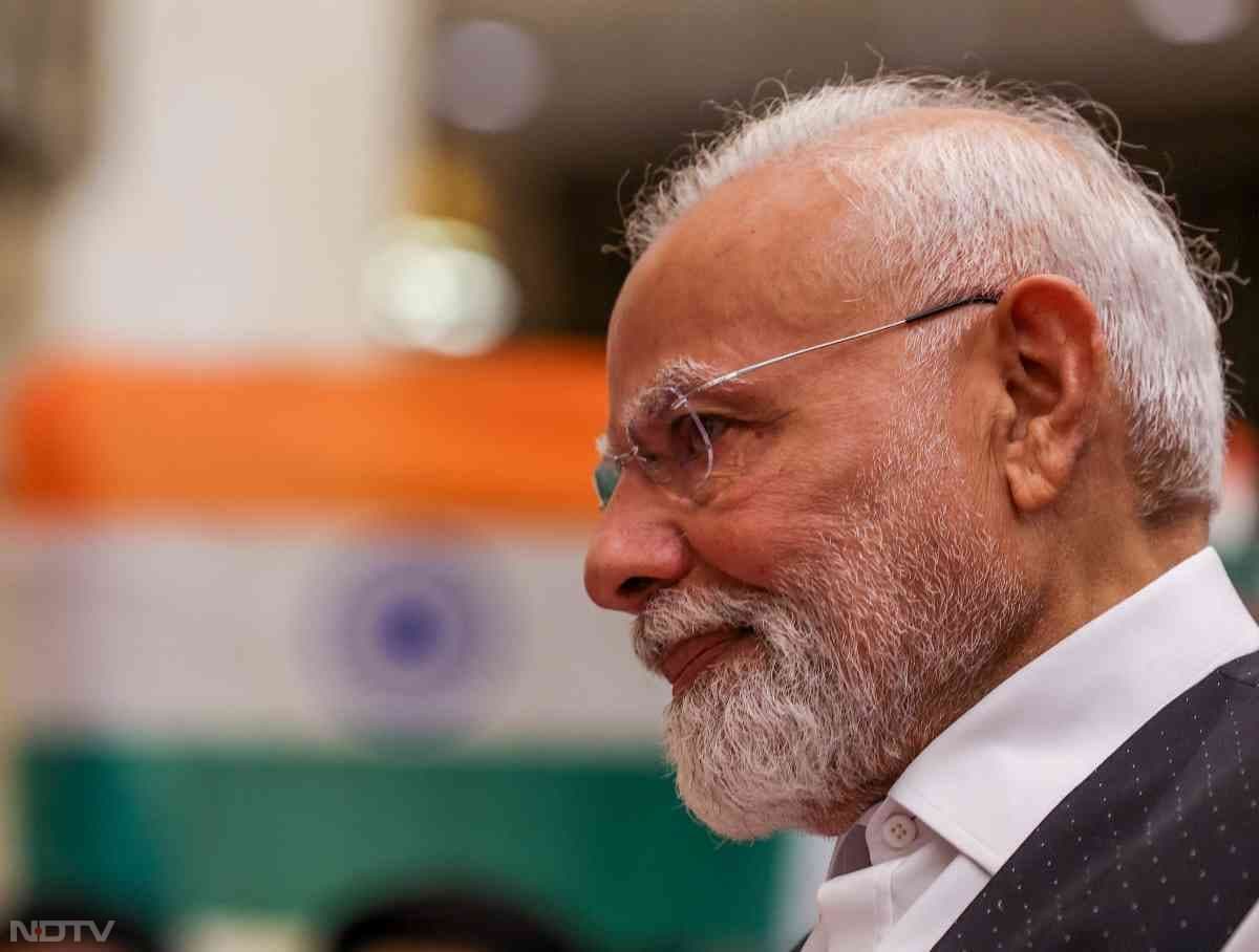 प्रधानमंत्री मोदी ने अपने सोशल मीडिया प्लेटफॉर्म एक्स पर इस स्वागत के दृश्य को साझा करते हुए लिखा, "चीन में भारतीय समुदाय ने तियानजिन में एक विशेष स्वागत दिया."