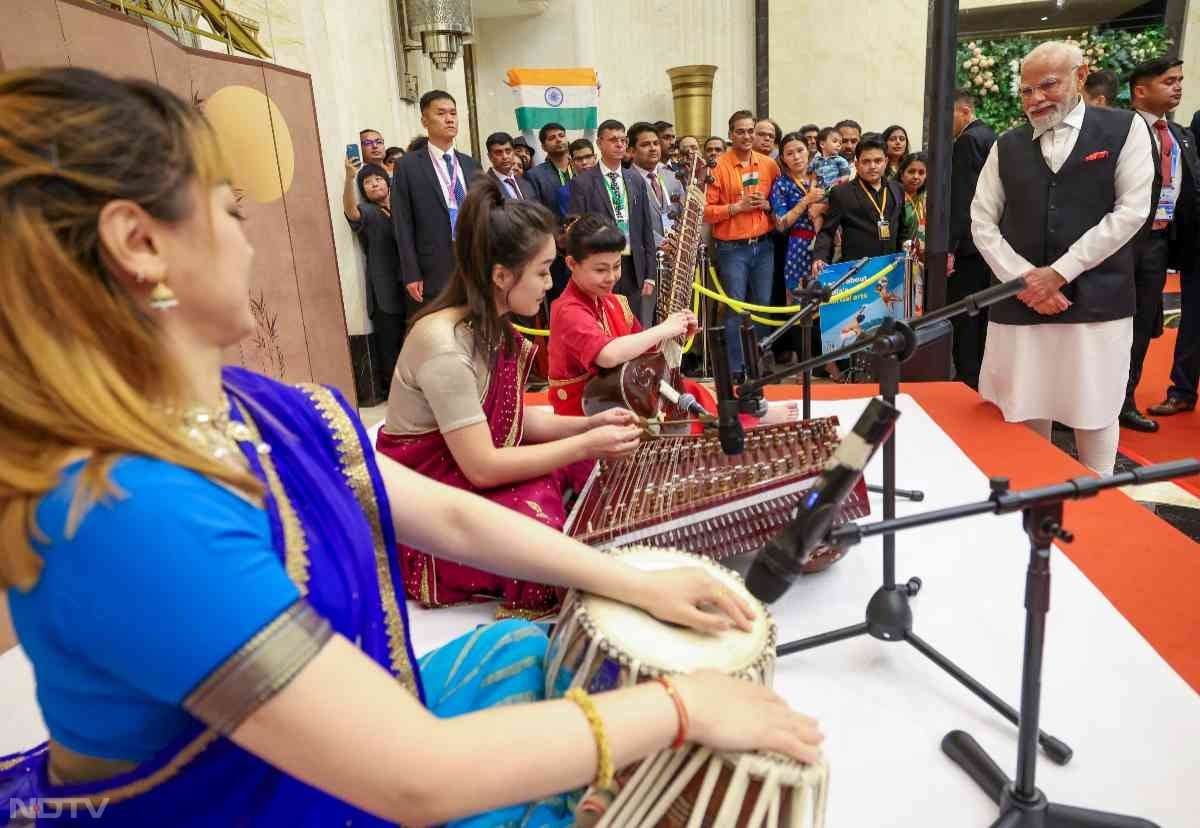 पीएम मोदी के पहुंचने पर कलाकारों ने विभिन्‍न वाद्य यंत्रों के माध्‍यम से अपनी सुमधुर प्रस्‍तुति पेश की.