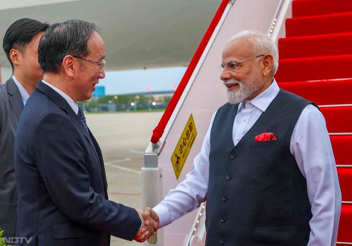 विदेश मंत्रालय के अनुसार, इस यात्रा से भारत की एससीओ में सक्रिय और रचनात्मक भूमिका की पुष्टि होती है. इस सम्मेलन के दौरान, प्रधानमंत्री मोदी विभिन्न देशों के नेताओं से महत्वपूर्ण द्विपक्षीय बैठकें करेंगे.