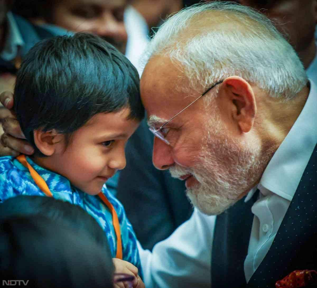 पीएम मोदी का बच्‍चों के प्रति विशेष स्‍नेह देखने को मिला. इस दौरान पीएम मोदी बच्‍चों के साथ बच्‍चे बन गए.