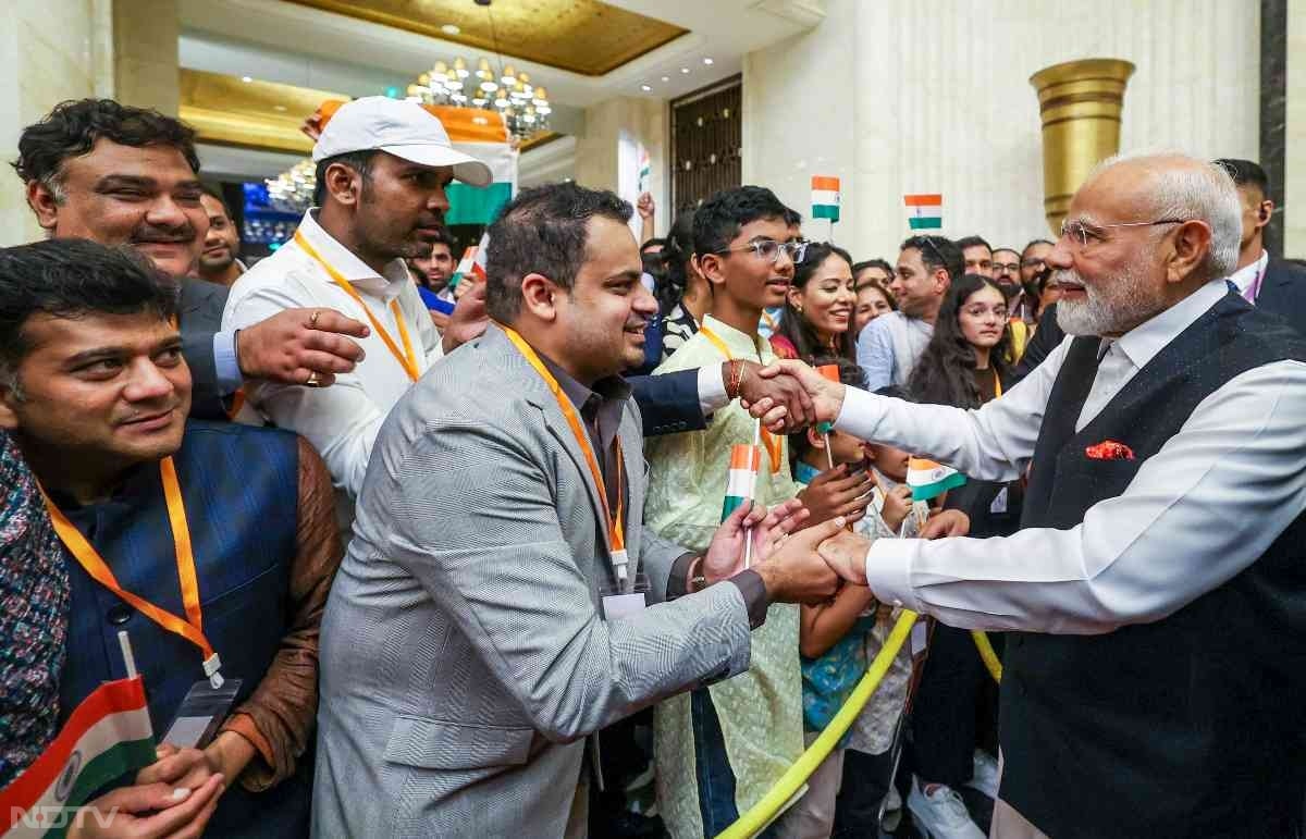 भारतीय समुदाय पीएम मोदी के स्‍वागत के लिए उमड़ पड़ा.