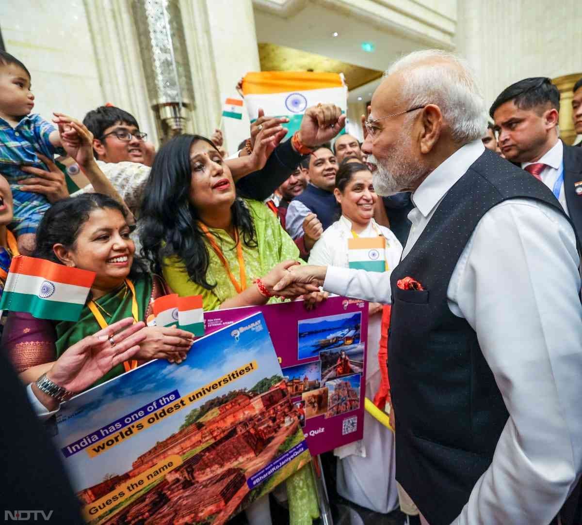 पीएम मोदी के स्‍वागत के लिए बड़ी संख्‍या में महिलाएं भी पहुंची.