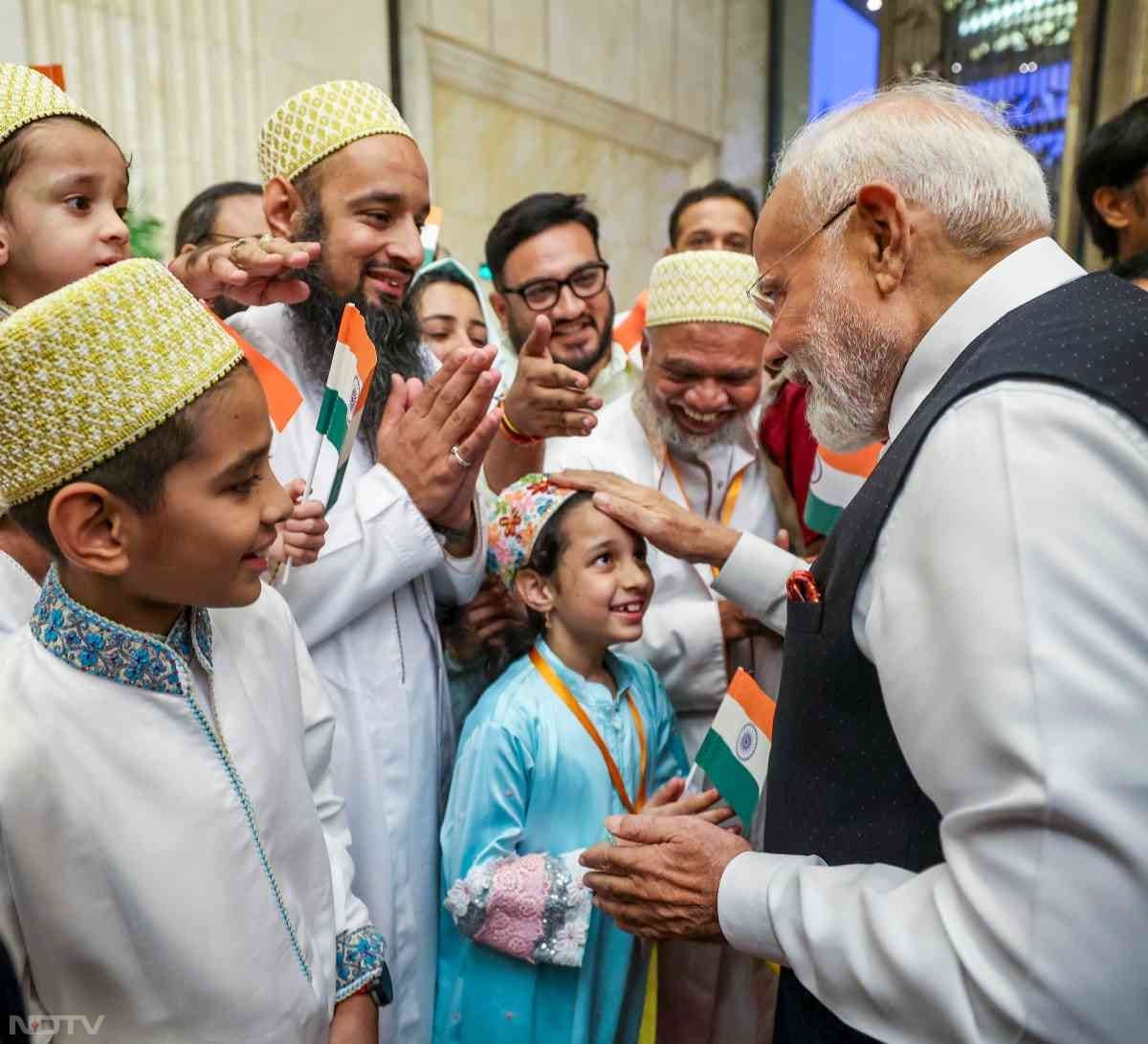 भारतीय समुदाय से जुड़े विभिन्‍न धर्मों के लोगों ने भी पीएम मोदी का स्‍वागत किया.