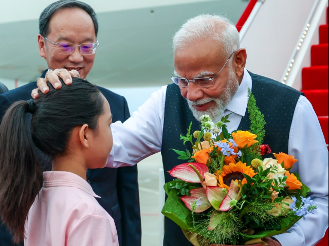 चीनी बच्ची के सिर पर हाथ फेरा, किया दुलार.. देखिए जब बच्चों संग बच्चे बन गए PM मोदी