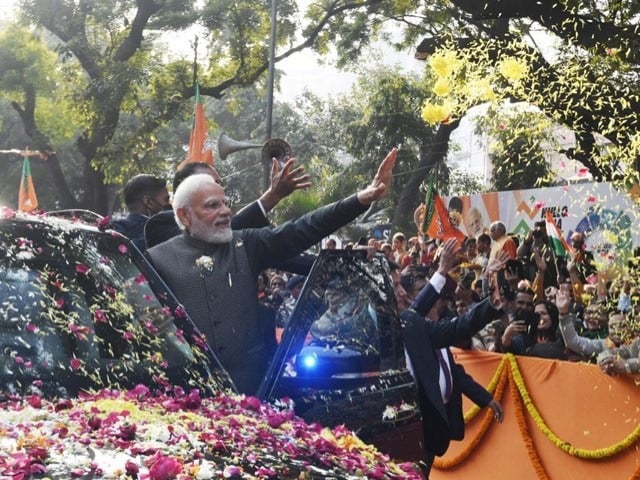 Photo : PM Modi Road Show: पीएम मोदी का दिल्ली में रोड शो आज, बीजेपी ने होर्डिंग्स और कटआउट लगाए, देखें तस्वीरें