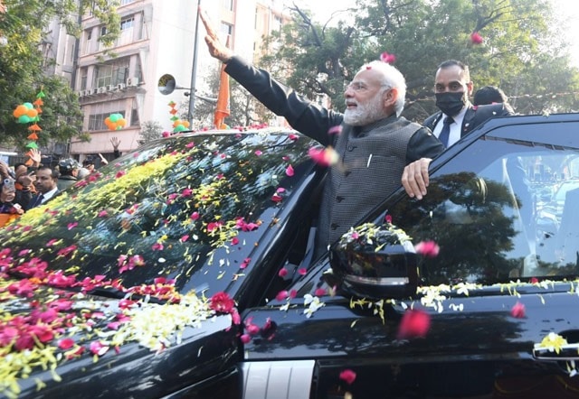 PM Modi Road Show: पीएम मोदी का दिल्ली में रोड शो आज, बीजेपी ने होर्डिंग्स और कटआउट लगाए, देखें तस्वीरें