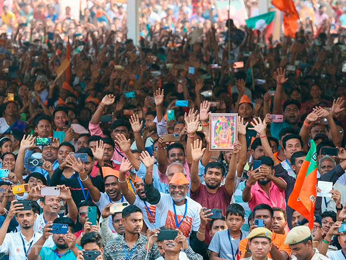 पश्चिम बंगाल के कूचबिहार में पीएम मोदी की विशाल रैली, रोड शो में दिखा जनसैलाब