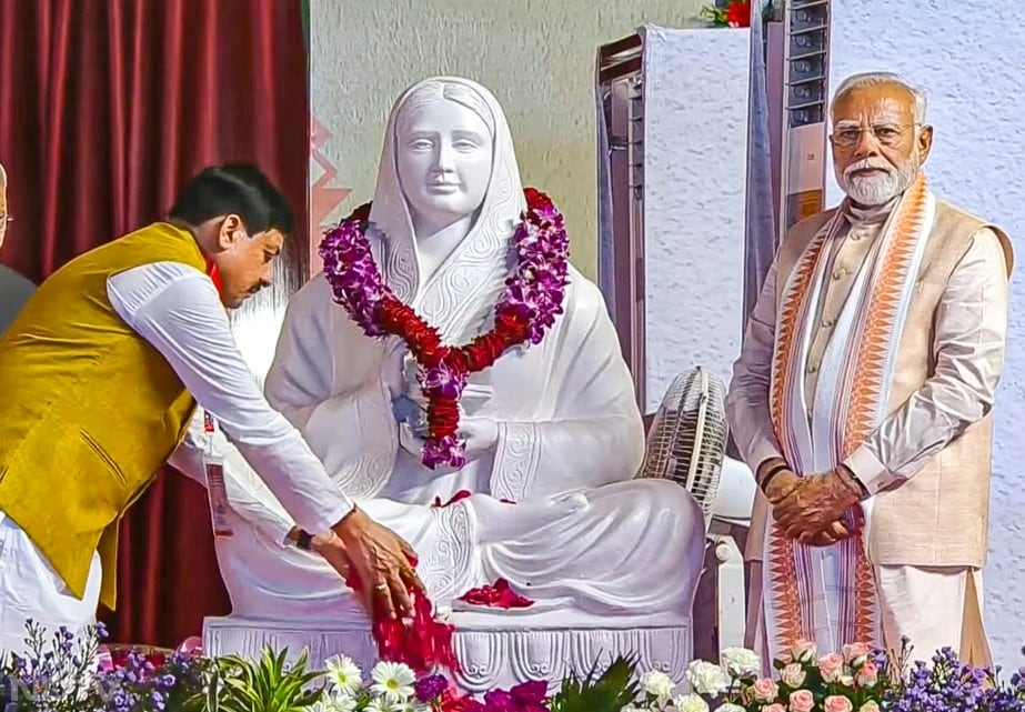 इस दौरान पीएम ने कहा , अहिल्याबाई होलकर भारत की विरासत की संरक्षिका थीं.  उन्होंने हमारे मंदिरों और तीर्थ स्थलों की रक्षा की जब उन पर आक्रमण हो रहा था.