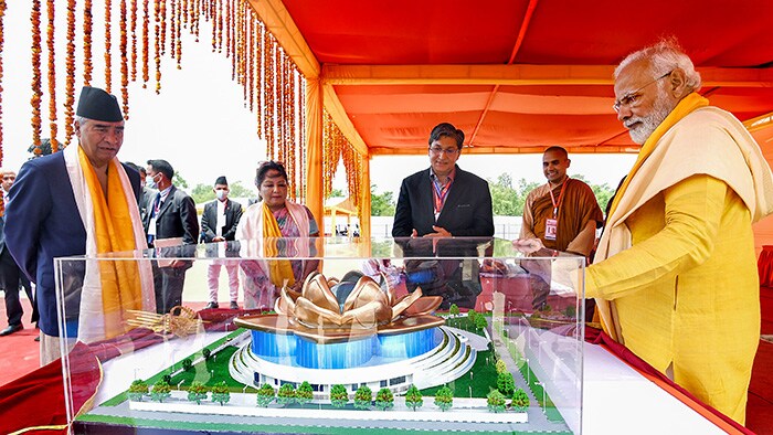 After the 'shilanyaas ceremony, which was performed by monks belonging to three major Buddhist traditions, Theravada, Mahayana and Vajrayana, the two Prime Ministers also unveiled a model of the Centre.