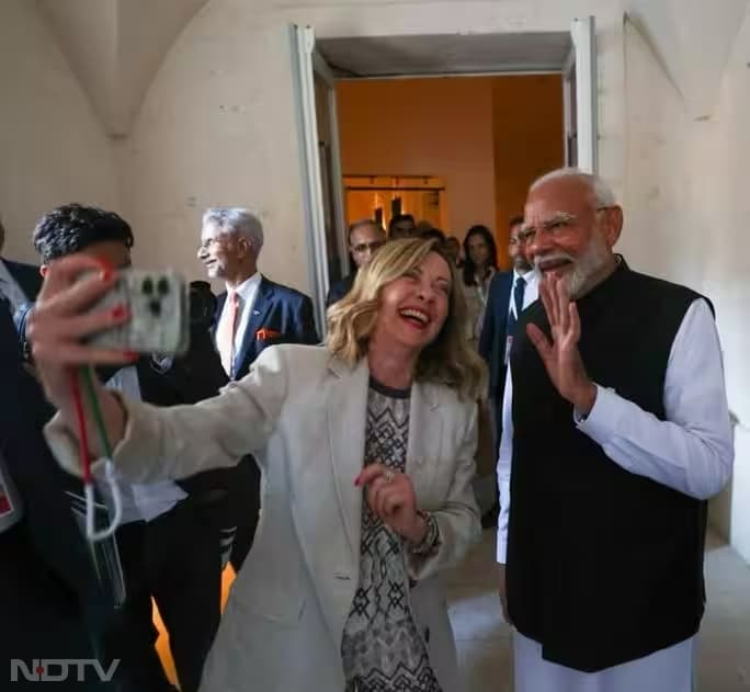 Italian Prime Minister Giorgia Meloni and PM Modi click a selfie