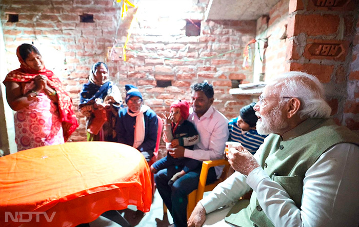 अयोध्या में मीरा के घर अचानक चाय पीने पहुंचें पीएम मोदी, बच्चों को दिया ऑटोग्राफ, सेल्फी भी खिंचवाई