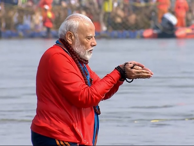 Maha Kumbh 2025: हात-गळ्यामध्ये रुद्राक्षांची माळ, PM मोदींनी महाकुंभमध्ये कसे केले स्नान; पाहा PHOTOS