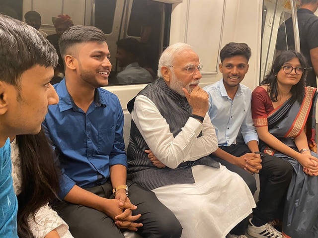 Photo : दिल्ली यूनिवर्सिटी जाने के लिए पीएम मोदी ने किया मेट्रो से सफ़र, यात्रियों से की बातचीत