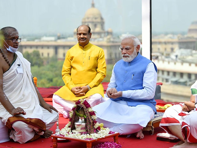 पूजा-अर्चना के साथ पीएम मोदी ने राष्ट्रीय प्रतीक का अनावरण किया.