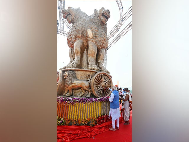 नए संसद भवन की छत पर राष्ट्रीय प्रतीक लगाने का काम मिट्टी का मॉडल बनाने से लेकर कंप्यूटर ग्राफिक तैयार करना और कांस्य निर्मित आकृति को पॉलिश करने समेत आठ अलग-अलग चरणों से पूरा किया गया है.