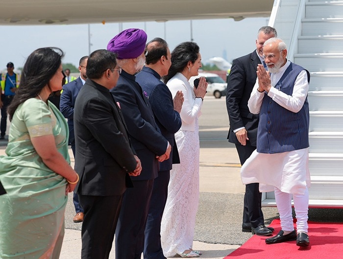 PM Modi US Visit: भारतीय समुदाय के लोगों ने पीएम मोदी का न्यूयॉर्क में किया जोरदार स्वागत, देखें तस्वीरें