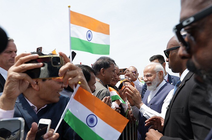 PM Modi US Visit: भारतीय समुदाय के लोगों ने पीएम मोदी का न्यूयॉर्क में किया जोरदार स्वागत, देखें तस्वीरें