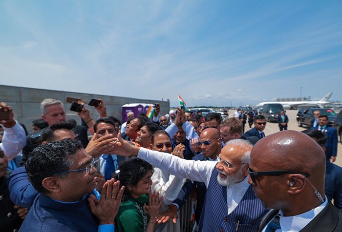 PM Modi US Visit: भारतीय समुदाय के लोगों ने पीएम मोदी का न्यूयॉर्क में किया जोरदार स्वागत, देखें तस्वीरें