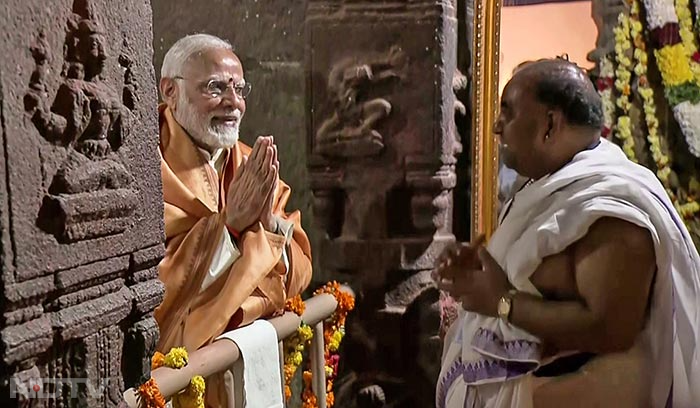 पूजा-अर्चना के दौरान पीएम मोदी ने मंदिर के पुजारी से बात भी की. फोटो: एएनआई