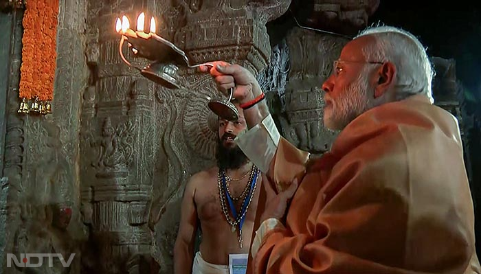 प्रधानमंत्री नरेंद्र मोदी ने श्री सत्य साईं के वीरभद्र मंदिर, लेपाक्षी में पूजा-अर्चना करते हुए आरती भी की. फोटो: एएनआई