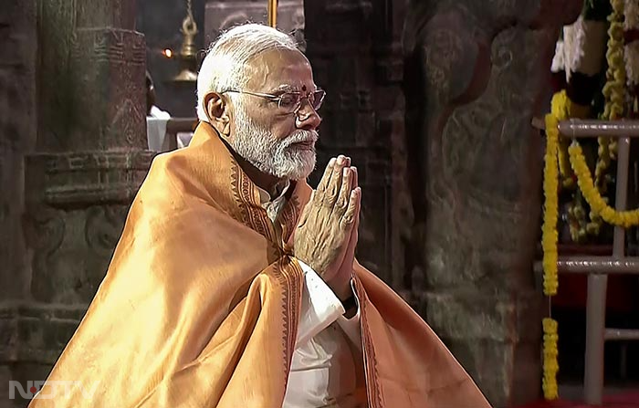 पूजा-अर्चना के दौरान पीएम मोदी मंदिर में हाथ जोड़कर प्रार्थना करते हुए नजर आए. फोटो: एएनआई