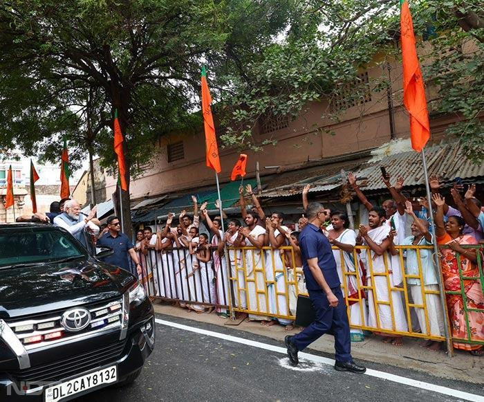 पीएम मोदी का काफिला धीमी गति से आगे बढ़ा और सड़क के दोनों ओर बड़ी संख्या में एकत्र लोगों ने उनका स्वागत किया.