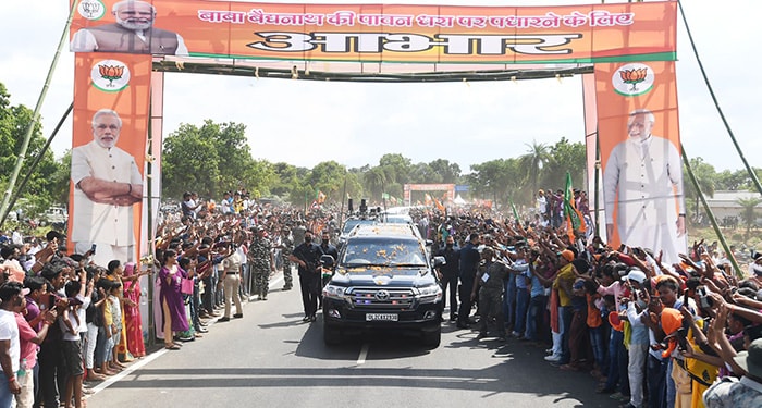 झारखंड में कई परियोजनाओं का शिलान्यास करने के बाद पीएम मोदी बाबा बैद्यनाथ मंदिर में दर्शन के लिए पहुंचे.