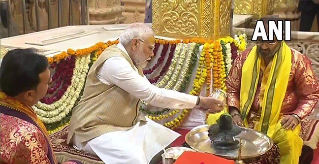 गुजरात में सोमनाथ मंदिर के दर्शन करने पहुंचे प्रधानमंत्री नरेंद्र मोदी