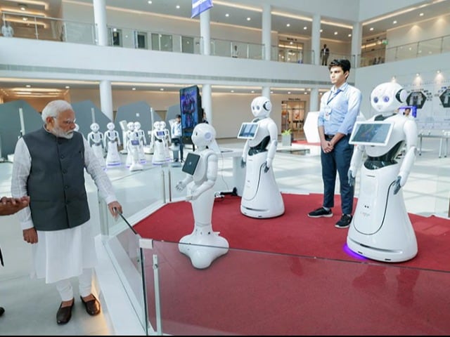 Photo : पीएम नरेंद्र मोदी ने किया अहमदाबाद में रोबोटिक्स गैलरी का दौरा
