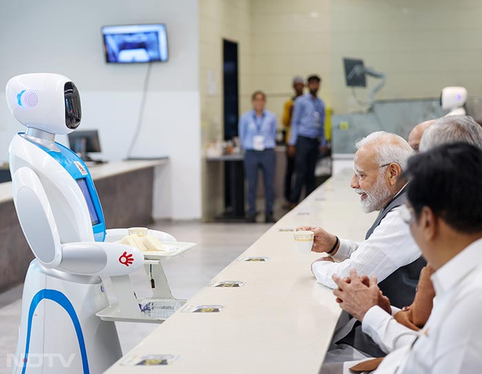 पीएम नरेंद्र मोदी ने किया अहमदाबाद में रोबोटिक्स गैलरी का दौरा