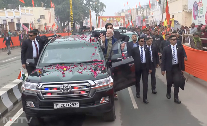 PM Modi Ayodhya Visit: अयोध्या में पीएम मोदी का भव्य रोड शो, हर तरफ हुई फूलों की बारिश, ऐसा दिखा नजारा