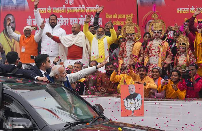 PM Modi Ayodhya Visit: अयोध्या में पीएम मोदी का भव्य रोड शो, हर तरफ हुई फूलों की बारिश, ऐसा दिखा नजारा