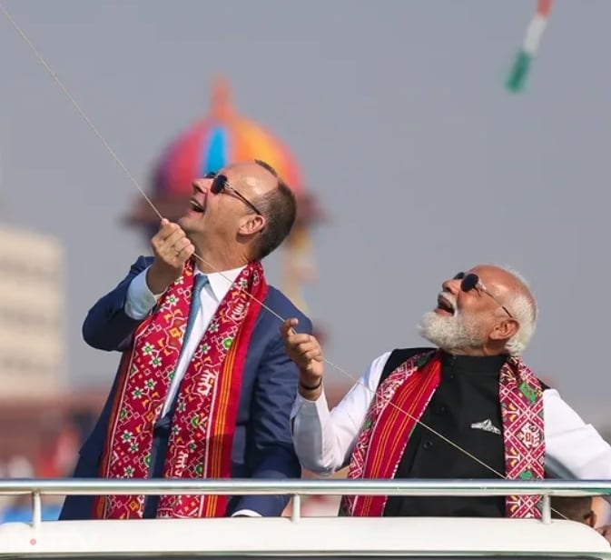 रंगीन पतंगों के बीच भारत की परंपरा और वैश्विक दोस्ती की झलक साफ नजर आई.