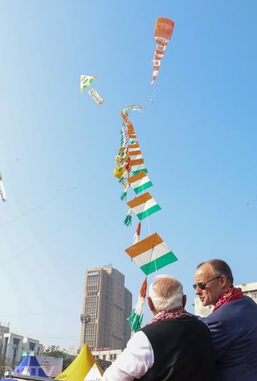 प्रधानमंत्री नरेंद्र मोदी ने उत्साह के साथ पतंग उड़ाकर भारतीय संस्कृति का आत्मीय संदेश दिया.
