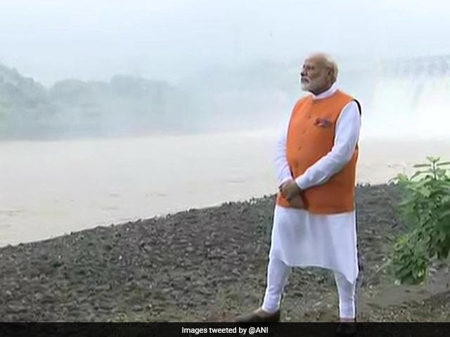 पीएम मोदी ने नर्मदा जिले में स्थित सरदार सरोवर बांध का जायजा लिया, जिसका जलस्तर 138.68 मीटर हो गया है. दो साल पहले बने इस बांध का जलस्तर क्षमता के अनुसार पहली बार सबसे ऊंचा हुआ है.