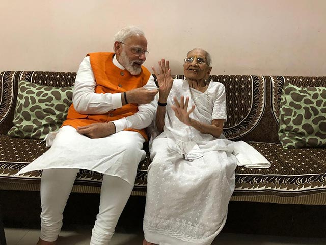 पीएम मोदी ने कुछ यूं मनाया अपना 69वां जन्मदिन, मां से लिया आशीर्वाद, सरदार सरोवर डैम भी पहुंचे
