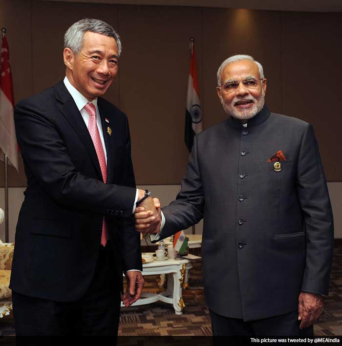 Prime Minister Modi meets Singapore PM Lee Hsien Loong