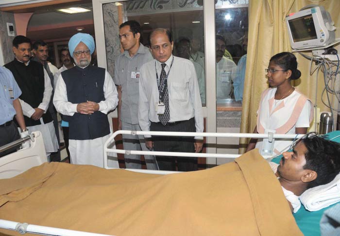 In Mumbai, PM, Sonia meet blast victims
