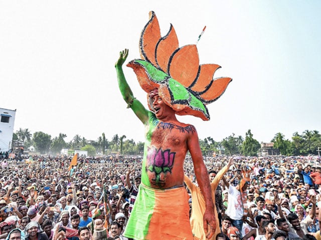 Photo : In Pics: Sea Of Saffron Greets PM Modi During Varanasi Roadshow