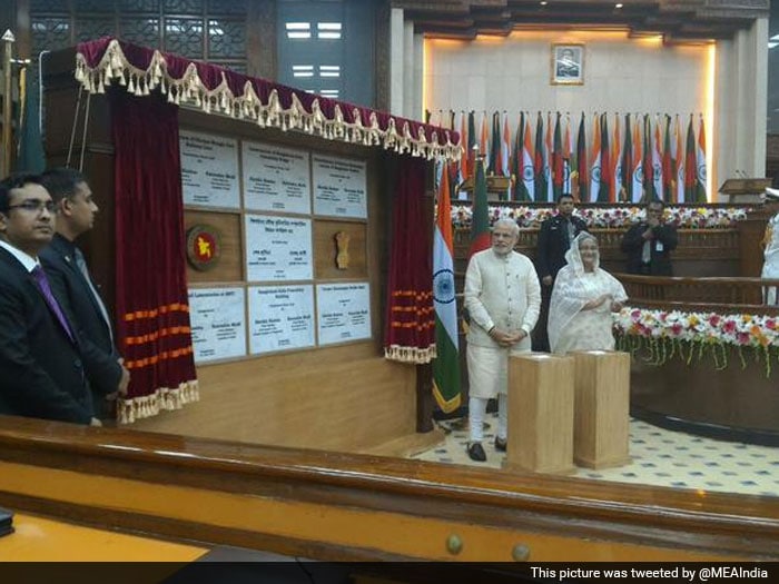 PM Modi in Dhaka: Bus Services Flagged Off, Land Boundary Agreement Signed on Day 1