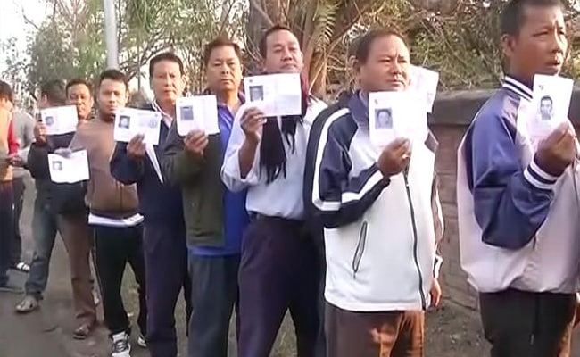 तस्वीरों में यूपी के छठे और मणिपुर के पहले चरण का मतदान