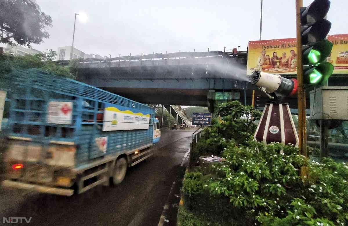 दिल्ली के कई इलाकों में AQI 450 पार पहुंच चुका है, लोगों को परेशानी का सामना करना पड़ रहा है