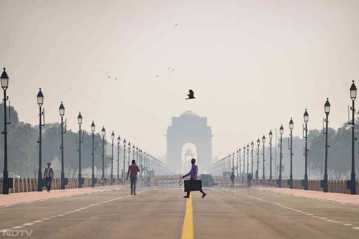 कई इलाकों में मास्क लगाने के बाद भी लोगों को परेशानी का सामना करना पड़ रहा है