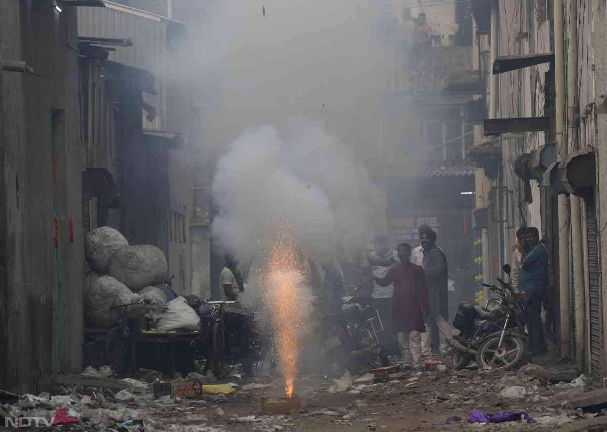 आनंद विहार, वजीरपुर, द्वारका जैसे इलाकों में लोगों आंखों में जलन महसूस हो रही है